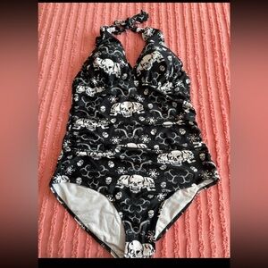 🆕 Sport Black and White Skull Print One Piece Swimsuit
